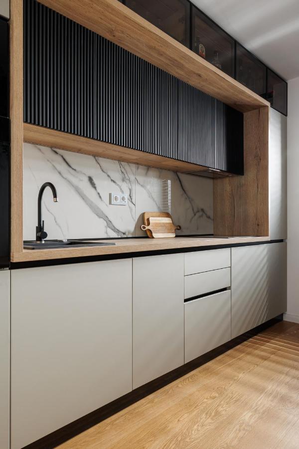 Pure Living W. Private Parking Apartment